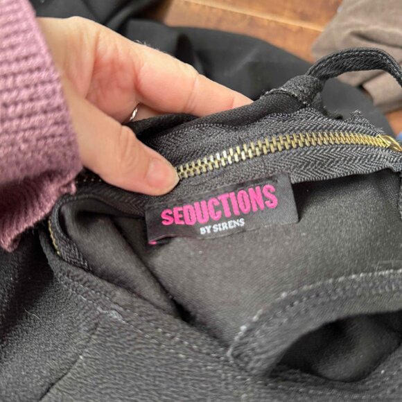 Black dress SEDUCTIONS by Sirens - Picture 2 of 2